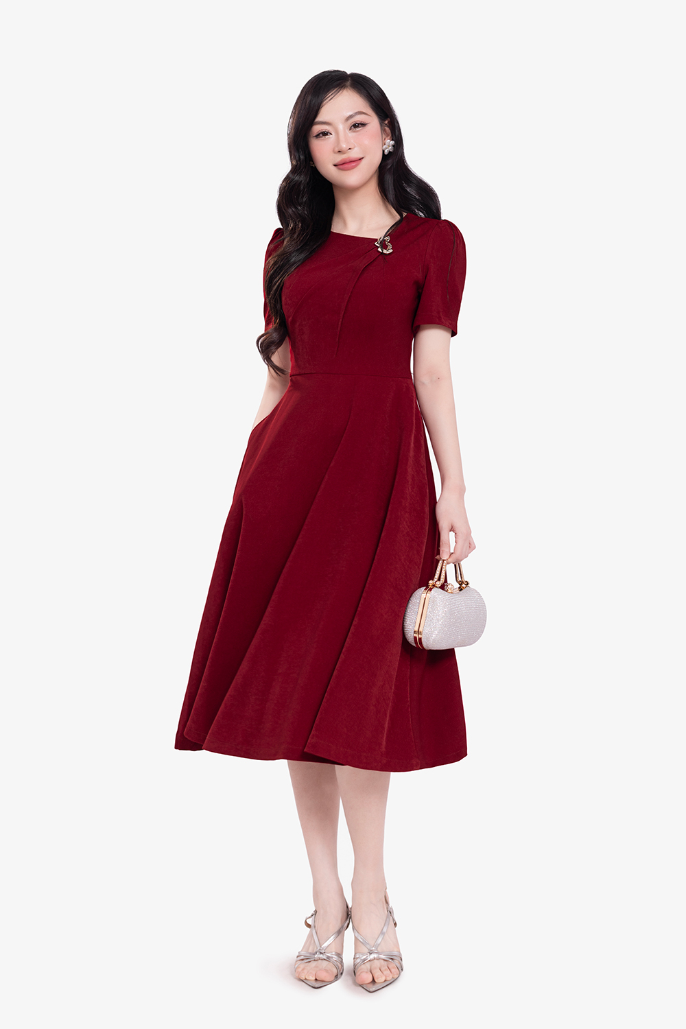 Đầm đỏ dáng xòe cổ cách điệu