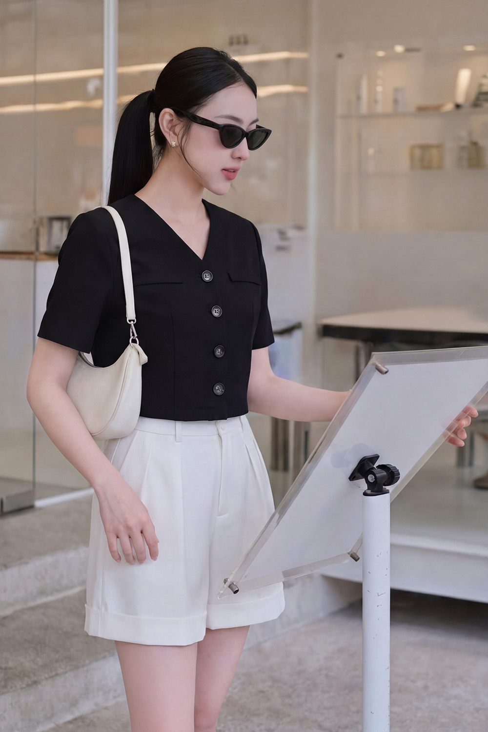 Áo kiểu croptop cổ V màu đen