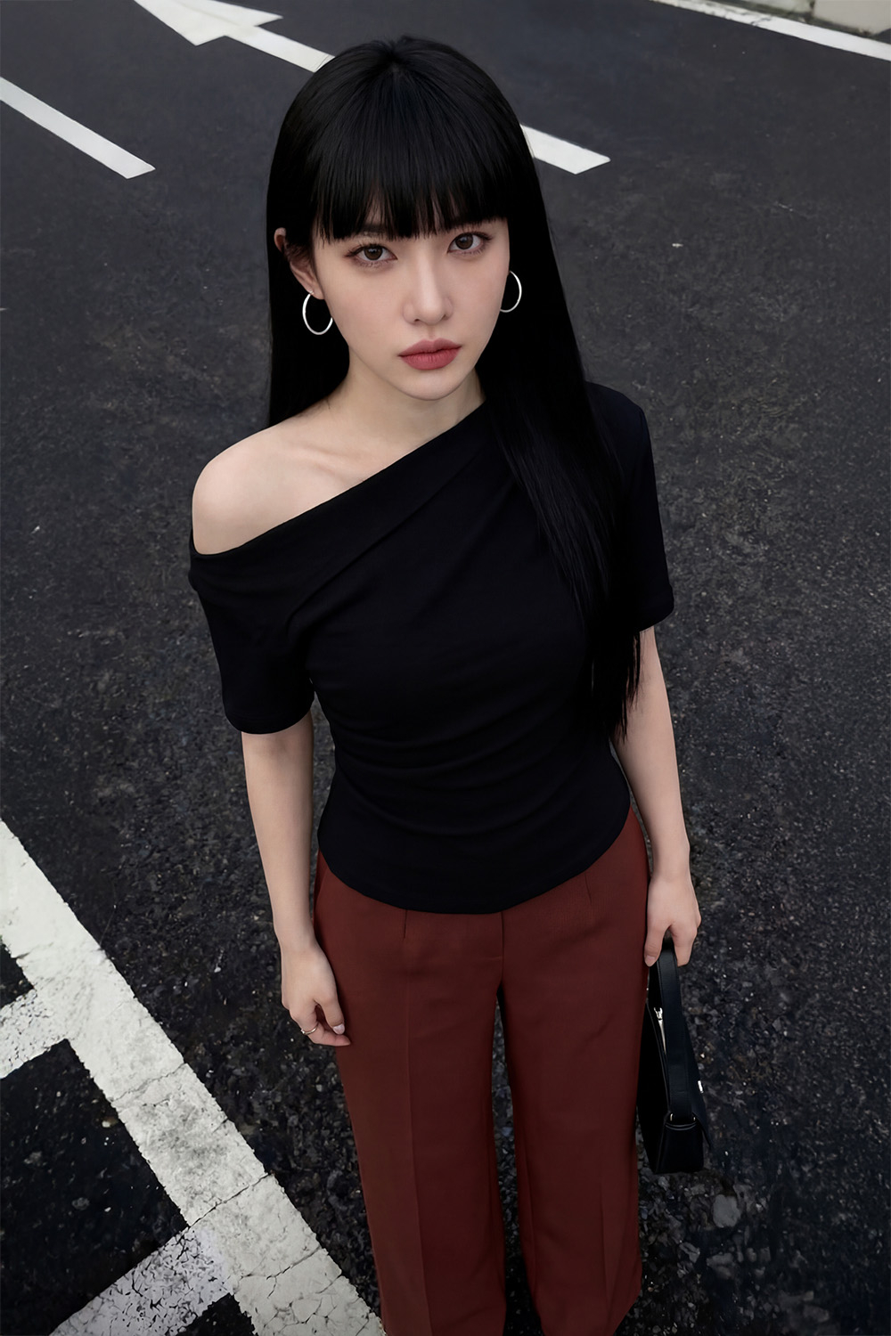 Áo thun nữ màu đen lệch vai