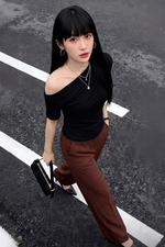 Áo thun nữ màu đen lệch vai