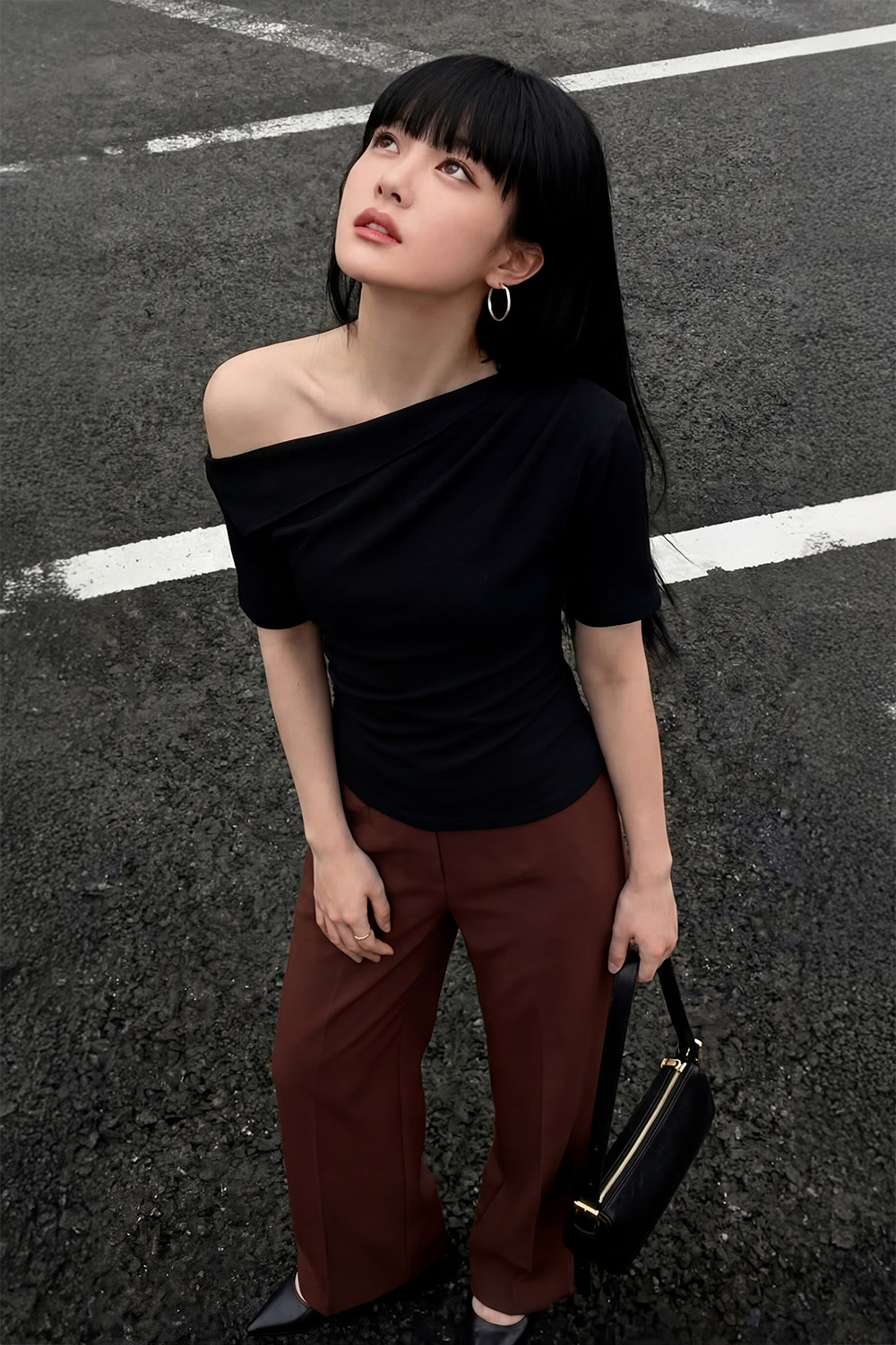 Áo thun nữ màu đen lệch vai