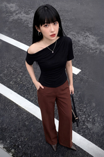 Áo thun nữ màu đen lệch vai