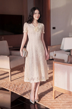 Đầm dự tiệc ren kem dáng xòe cổ V đính hoa