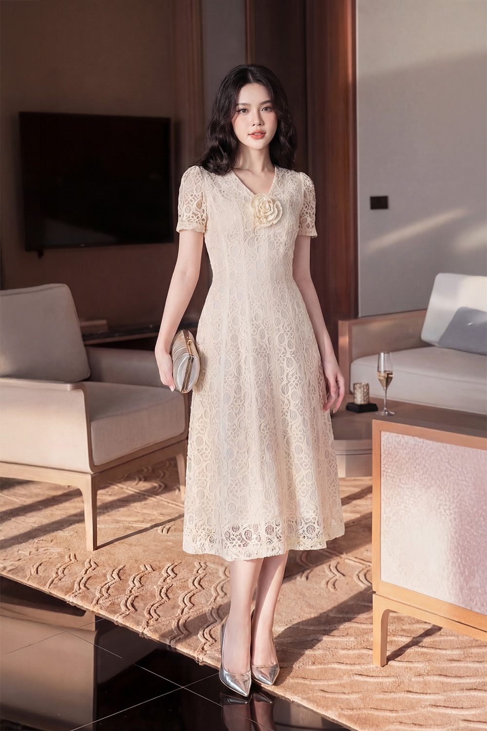 Đầm dự tiệc ren kem dáng xòe cổ V đính hoa