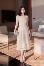 Đầm dự tiệc ren kem dáng xòe cổ V đính hoa