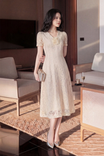 Đầm dự tiệc ren kem dáng xòe cổ V đính hoa