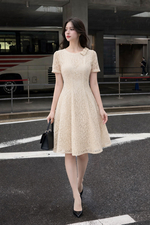 Đầm ren kem dự tiệc cổ tròn dáng xòe ngắn