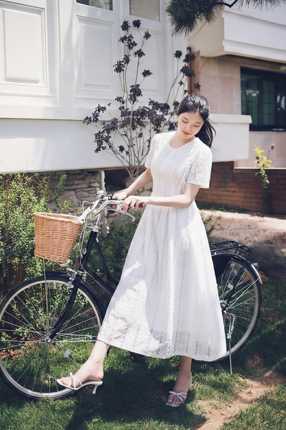 Đầm ren thêu trắng dáng xòe dài