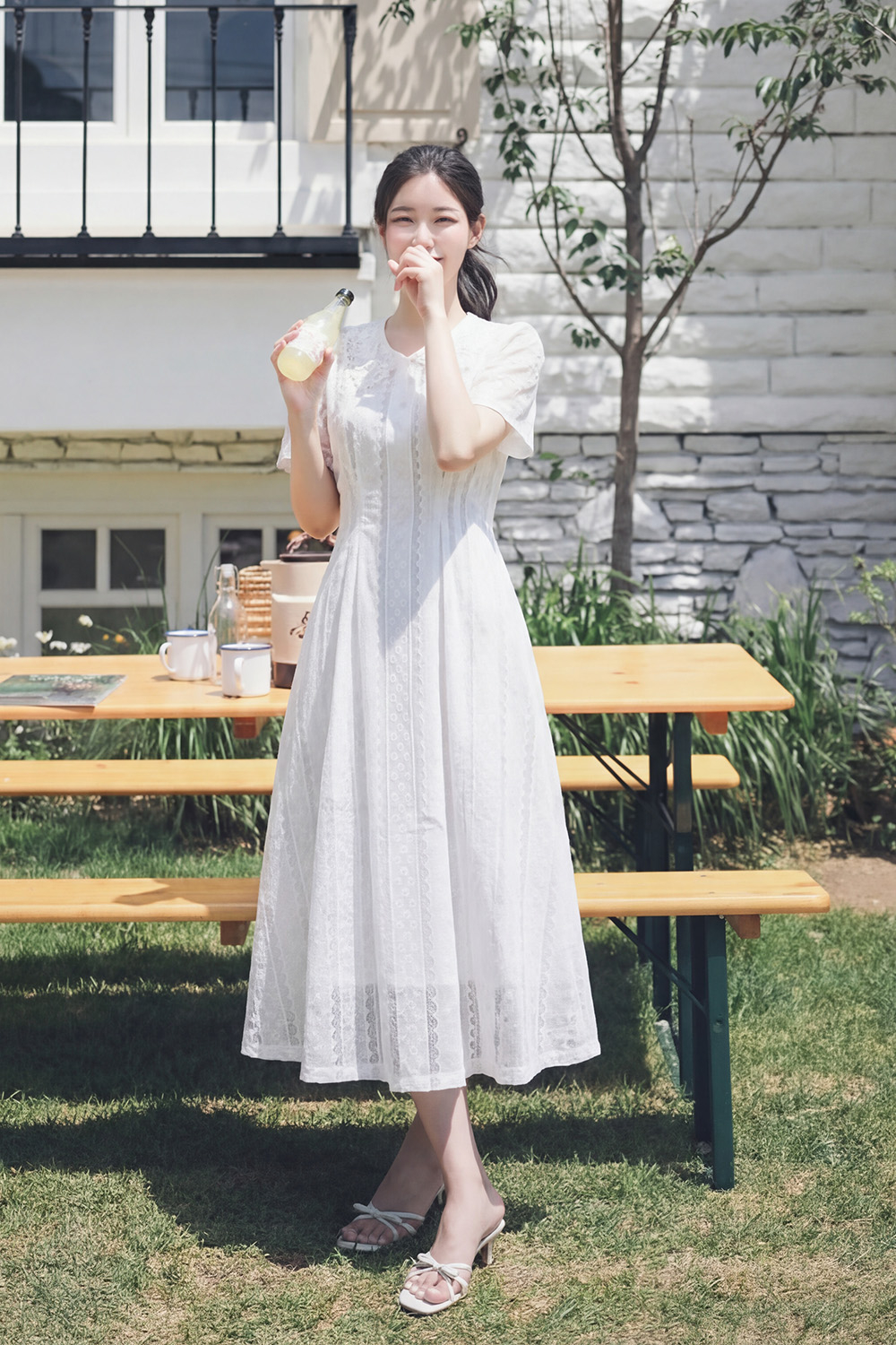 Đầm ren thêu trắng dáng xòe dài