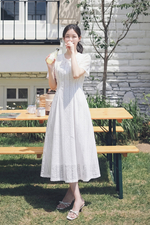 Đầm ren thêu trắng dáng xòe dài