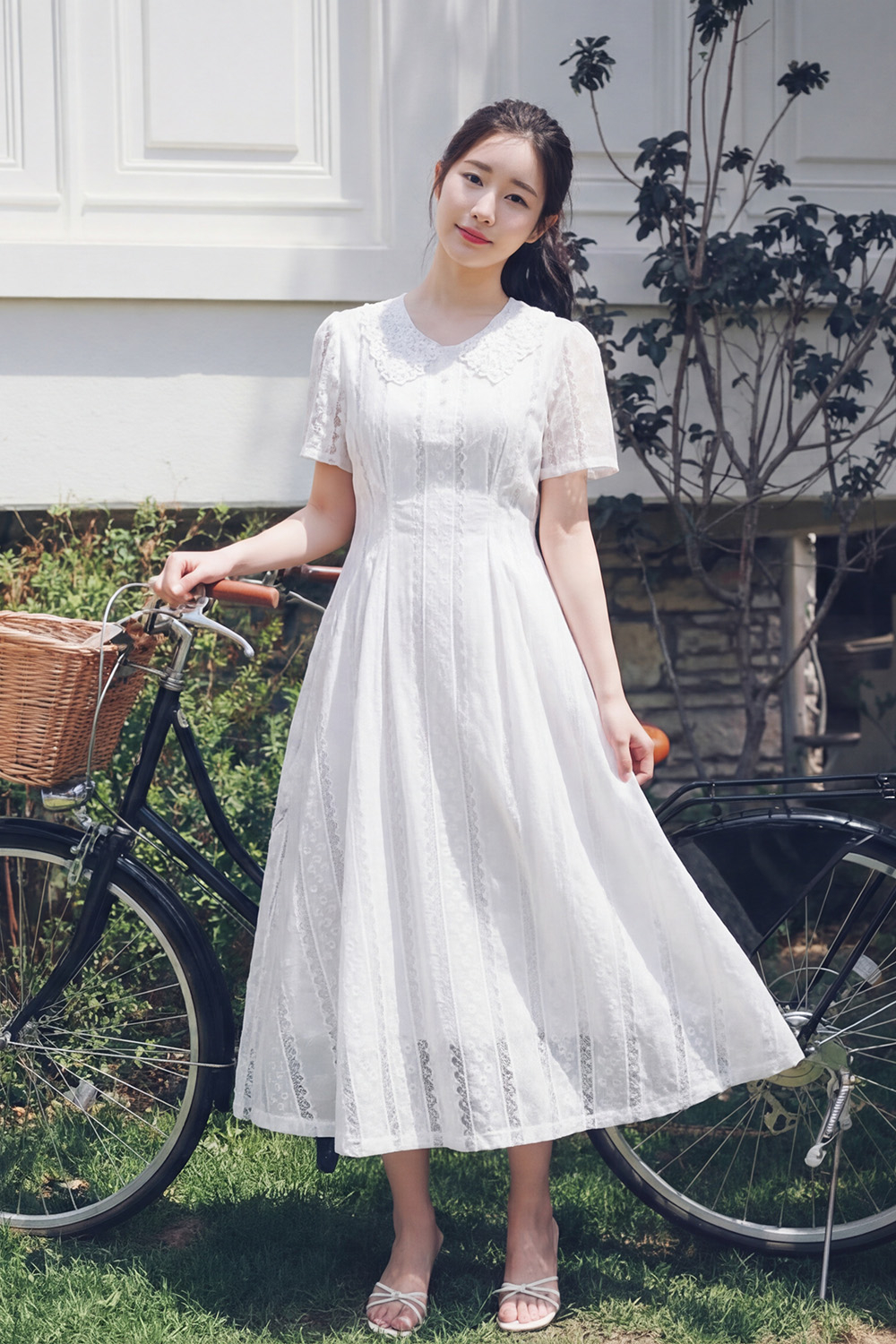 Đầm ren thêu trắng dáng xòe dài