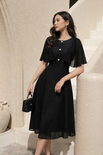 Đầm đen chiffon dáng xòe phối choàng
