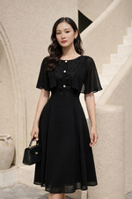 Đầm đen chiffon dáng xòe phối choàng