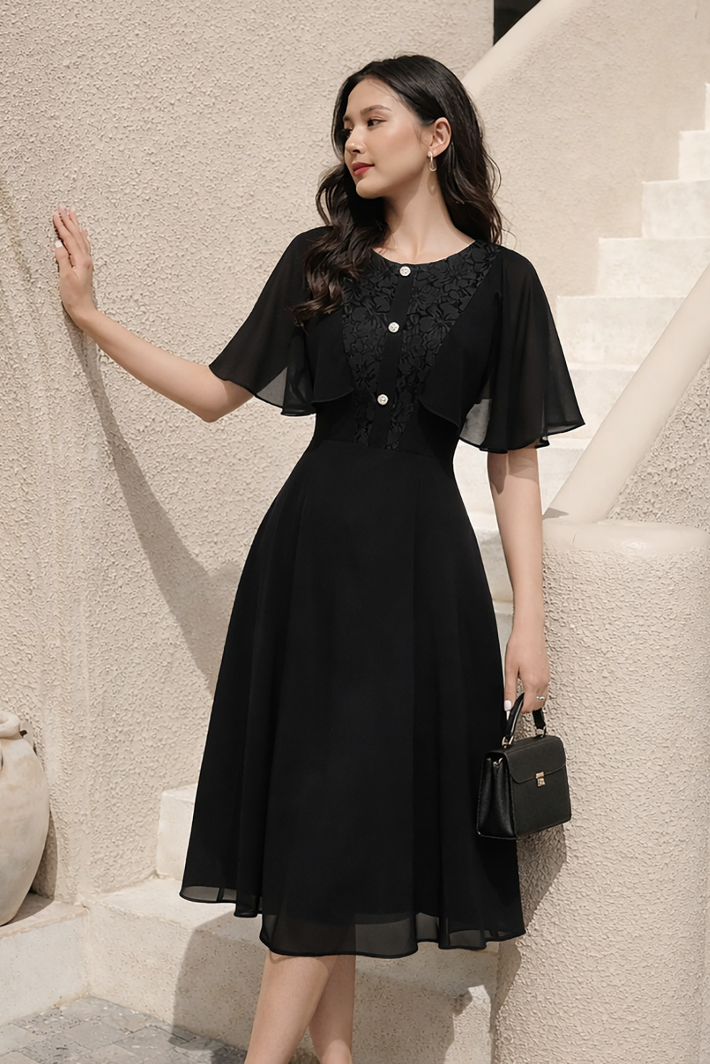 Đầm đen chiffon dáng xòe phối choàng