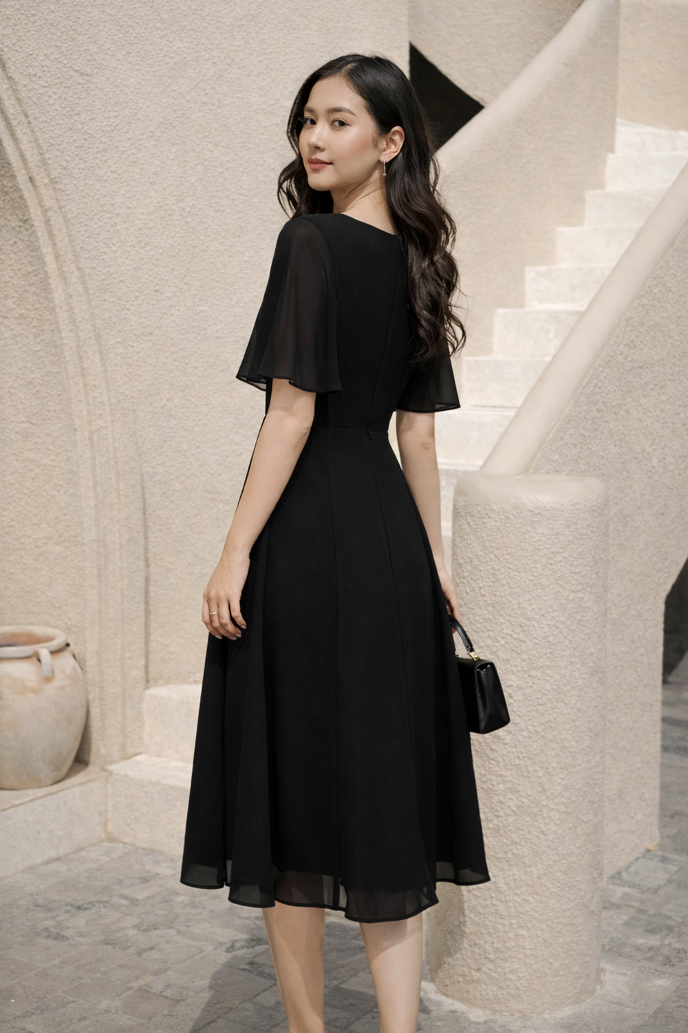 Đầm đen chiffon dáng xòe phối choàng