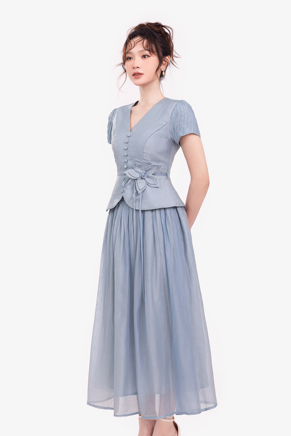 Chân váy tơ màu xanh dáng xòe dài