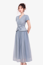 Chân váy tơ màu xanh dáng xòe dài