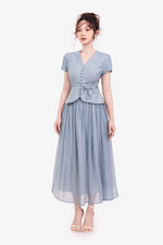 Chân váy tơ màu xanh dáng xòe dài