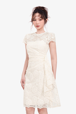 Đầm ren kem chữ A ngắn phối vạt