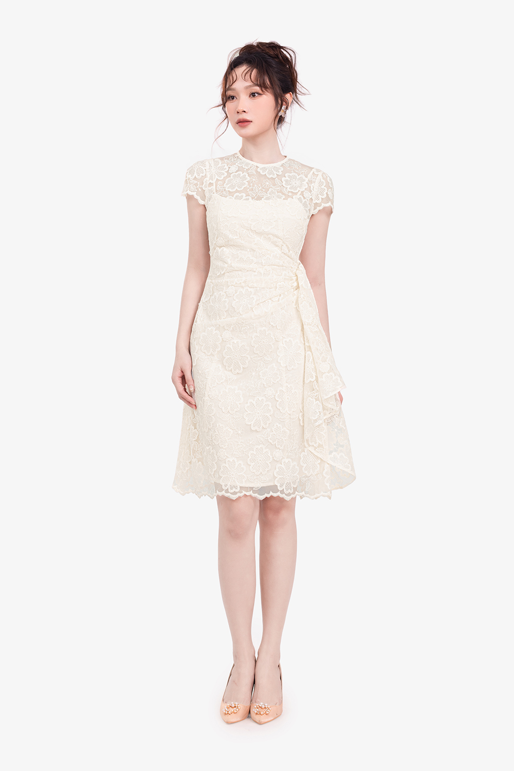 Đầm ren kem chữ A ngắn phối vạt