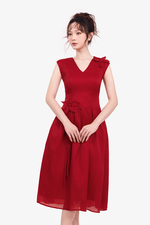 Đầm xòe đỏ sát nách cổ V đính hoa