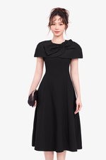 Đầm xòe đen tay choàng phối nơ