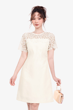 Đầm suông ngắn cổ tròn phối ren kem