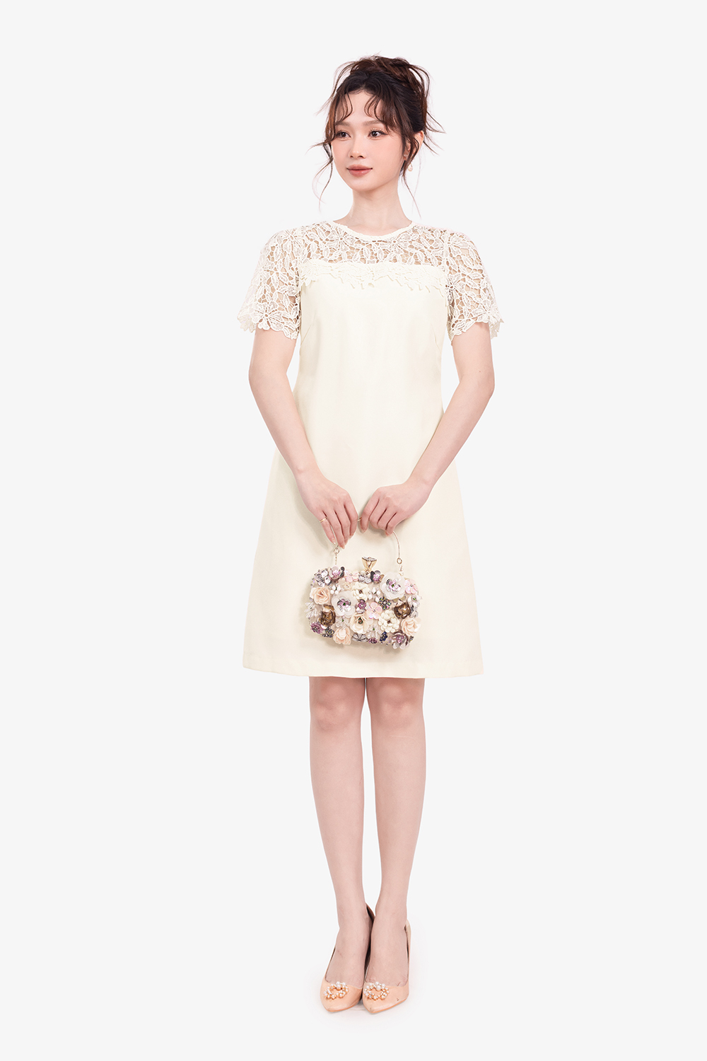 Đầm suông ngắn cổ tròn phối ren kem