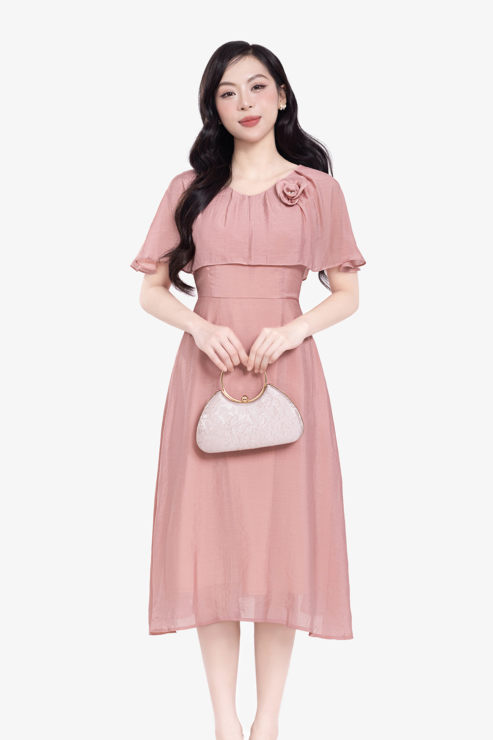 Đầm xòe hồng phối choàng đính hoa