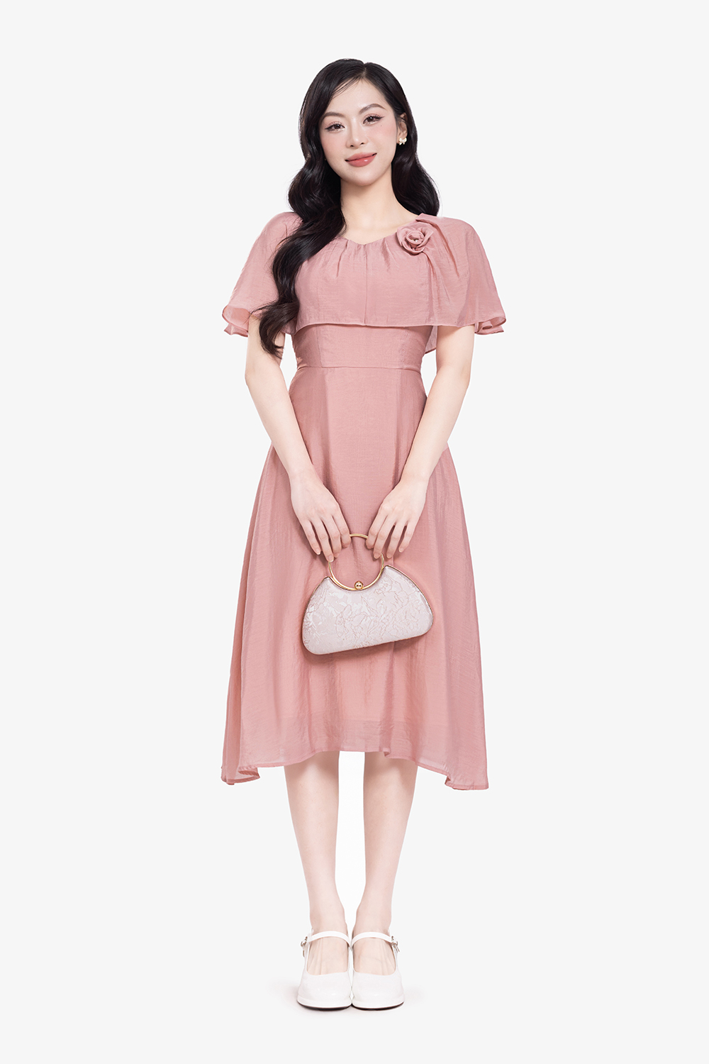 Đầm xòe hồng phối choàng đính hoa