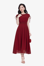 Đầm đỏ chiffon dáng xòe dài xếp ly