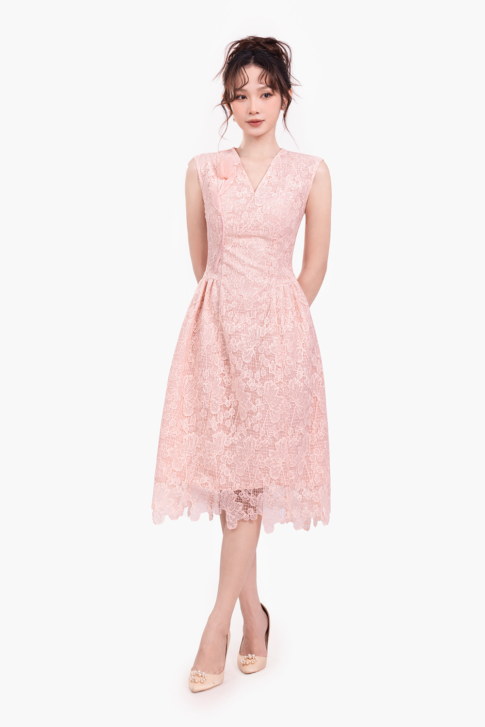 Đầm ren hồng dự tiệc sát nách cổ V