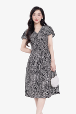 Đầm họa tiết trắng đen cổ V dáng xòe