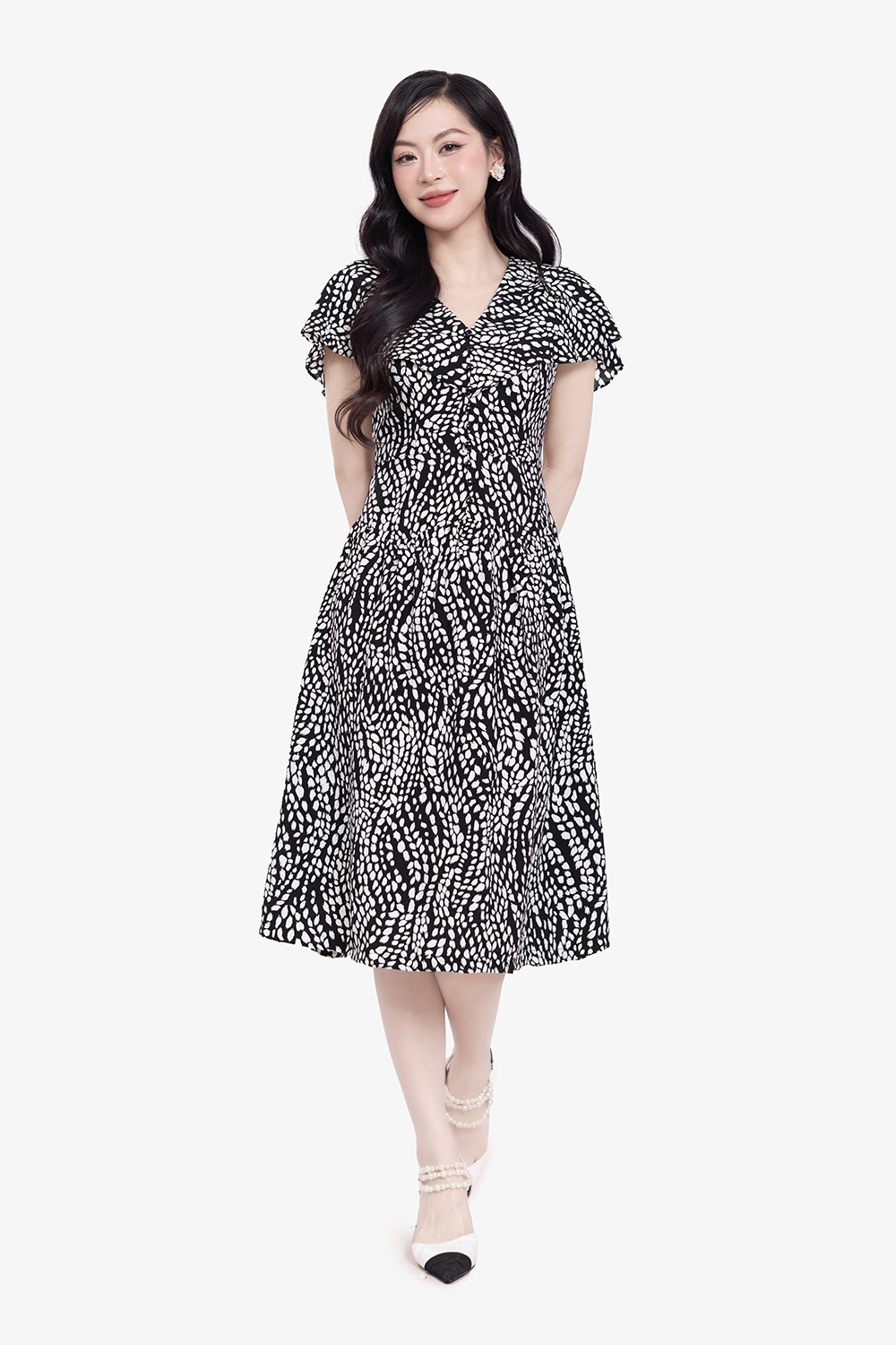 Đầm họa tiết trắng đen cổ V dáng xòe