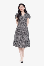 Đầm họa tiết trắng đen cổ V dáng xòe