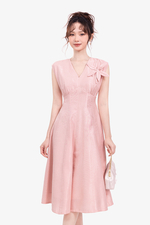 Đầm hồng xòe tafta dự tiệc cổ V đính hoa