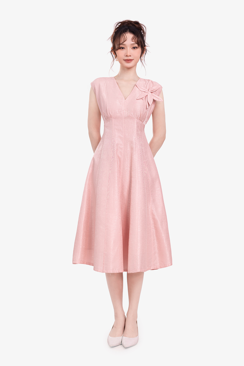 Đầm hồng xòe tafta dự tiệc cổ V đính hoa