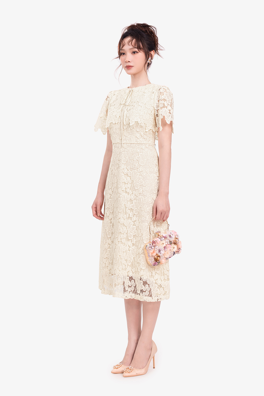 Đầm ren dự tiệc phối choàng màu kem