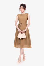 Đầm xòe tơ màu nâu tay chờm eo đính hoa