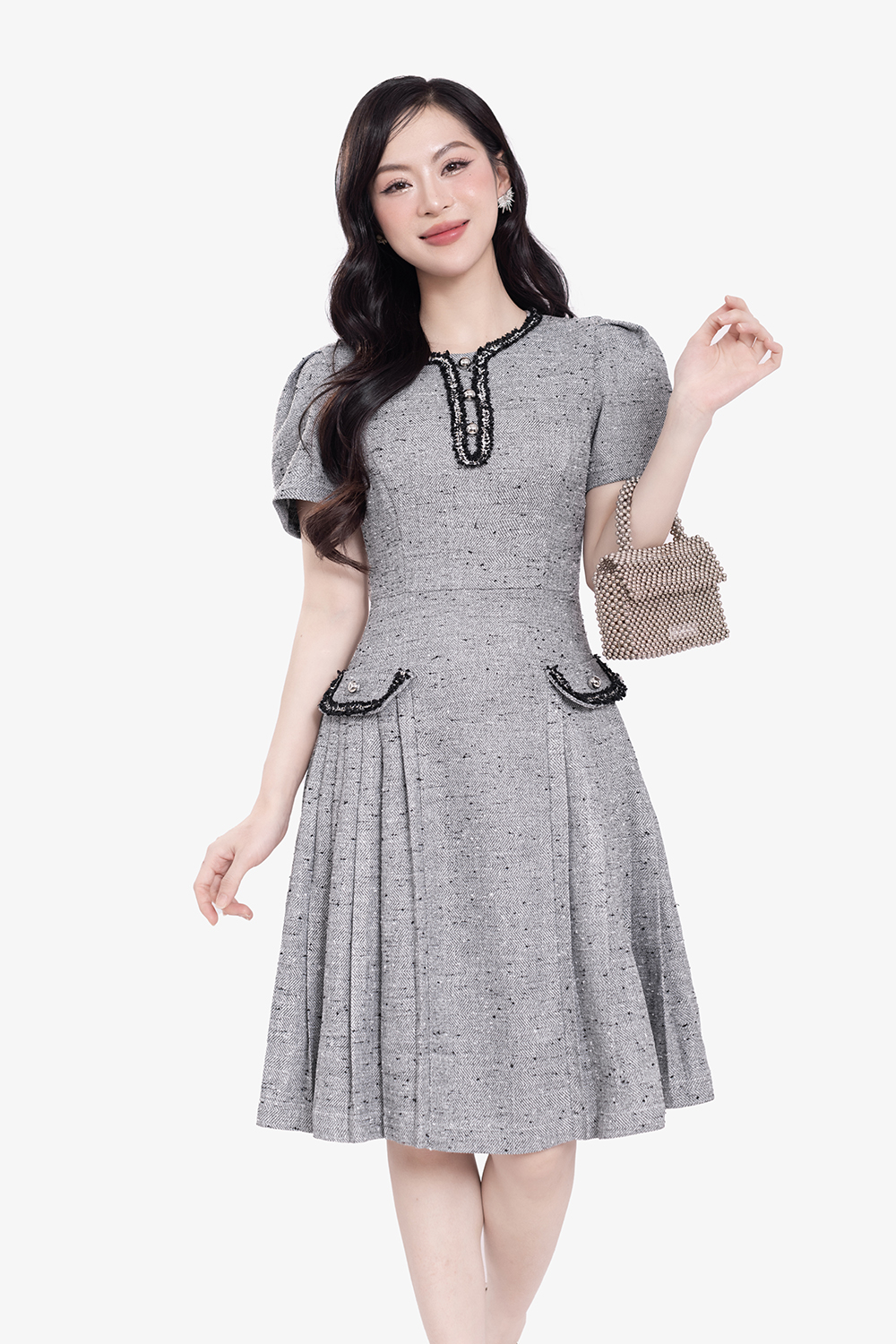 Đầm công sở chữ A xếp ly phối đen