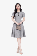 Đầm công sở chữ A xếp ly phối đen