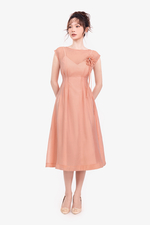 Đầm hồng tơ ngọc trai dáng A xòe đính hoa