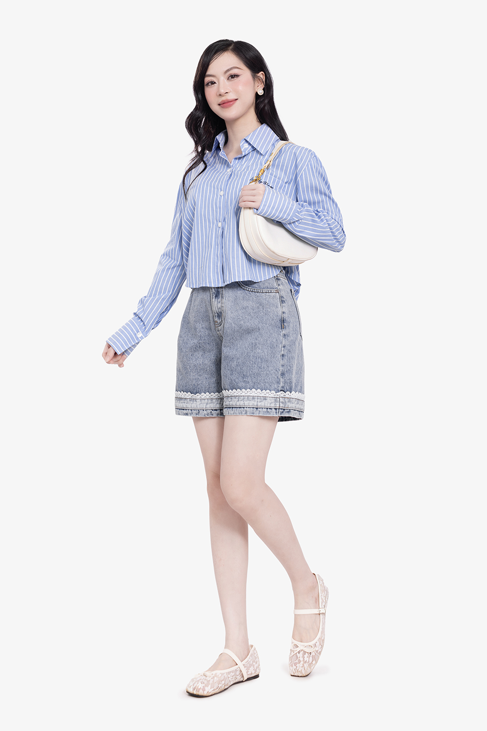 Quần short jean màu xanh lai phối ren