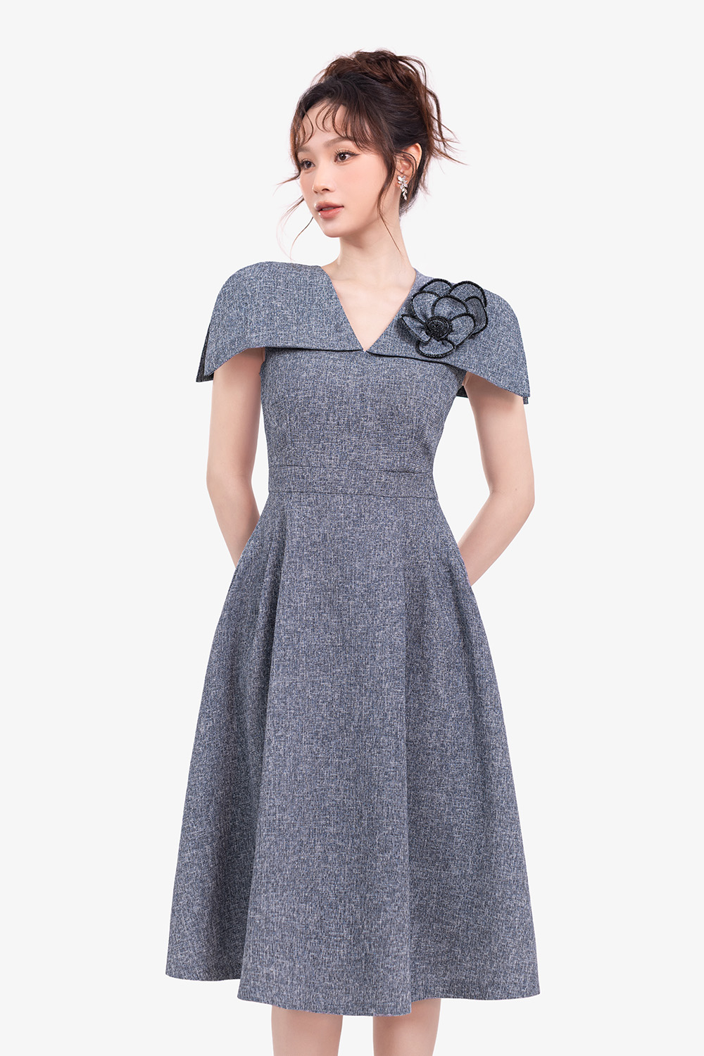 Đầm tiệc xám xòe tay choàng đính hoa