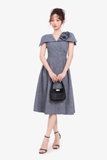 Đầm tiệc xám xòe tay choàng đính hoa