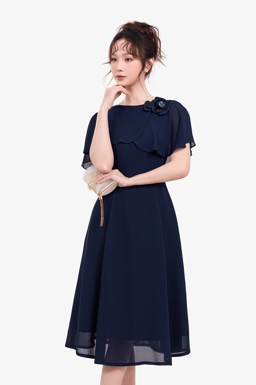 Đầm xòe dự tiệc tay choàng đính hoa