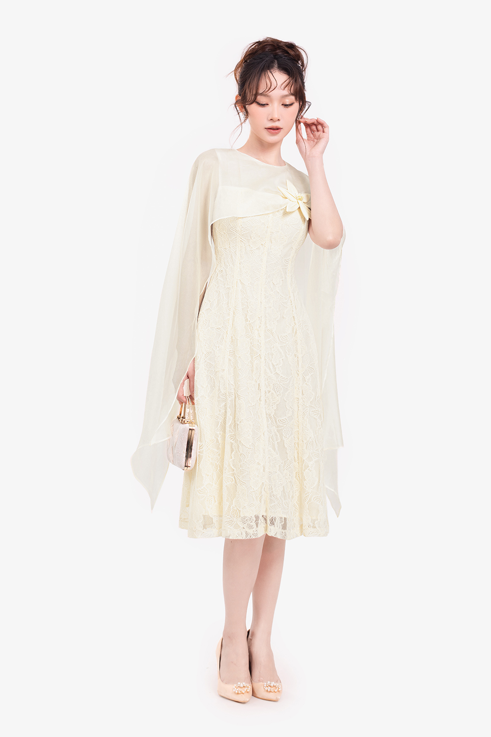 Đầm dự tiệc ren kem phối choàng đính hoa