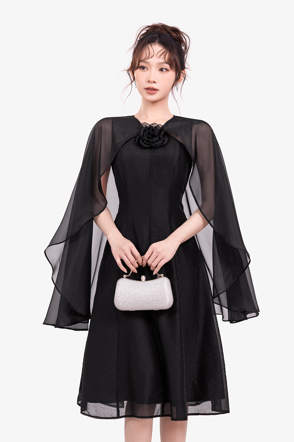 Đầm đen dự tiệc phối choàng đính hoa