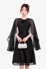 Đầm đen dự tiệc phối choàng đính hoa