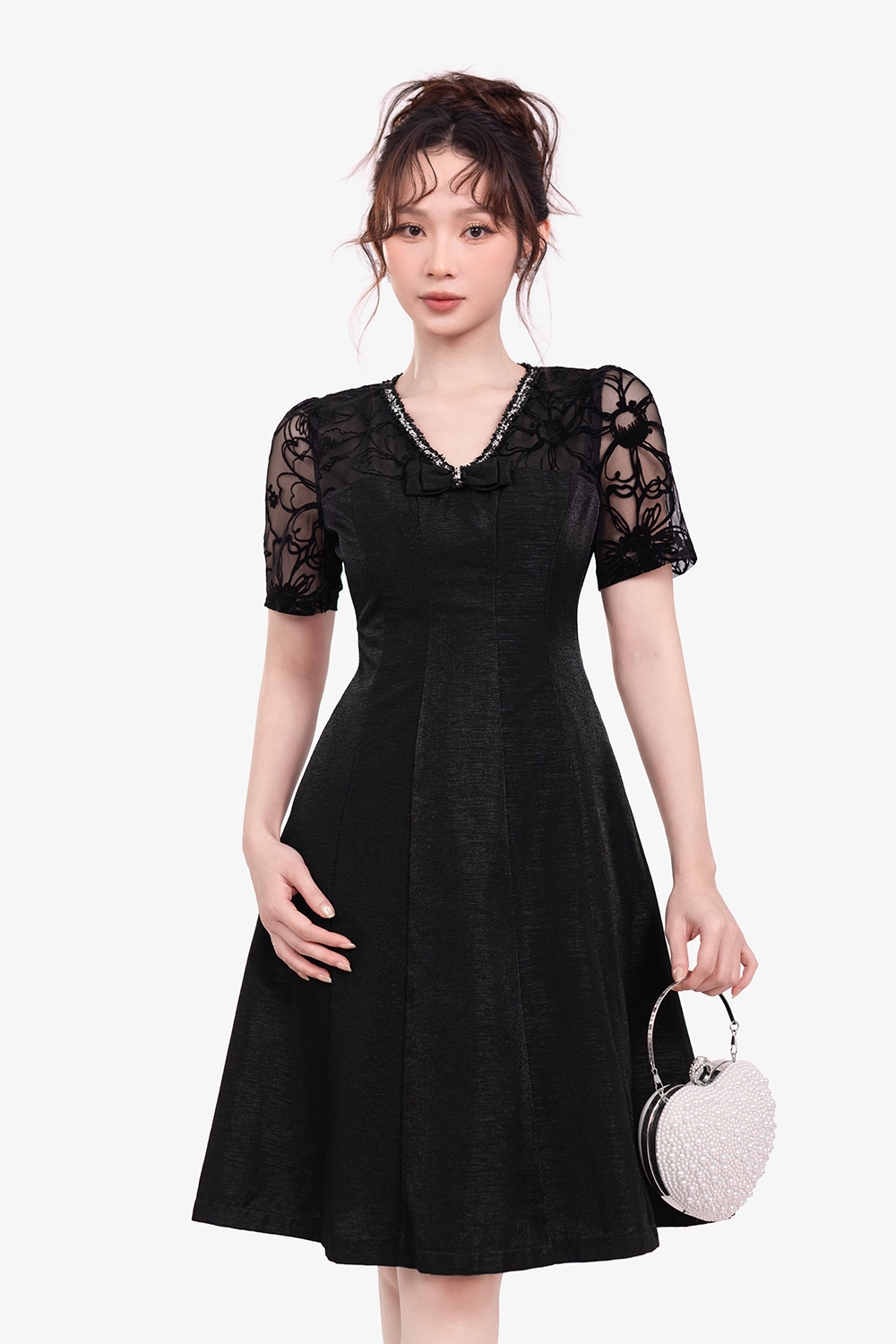 Đầm đen phối ren dáng xòe cổ V
